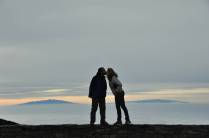 Um beijo no alto do vulcão Haleakala, em  Maui, no Havaí. Ao fundo, os vulcões Mauna Kea e Mauna Loa, mil metros mais altos, na Big island